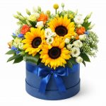 Цветы в коробке с подсолнухами