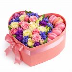 Цветы в коробке с декоративными цветами